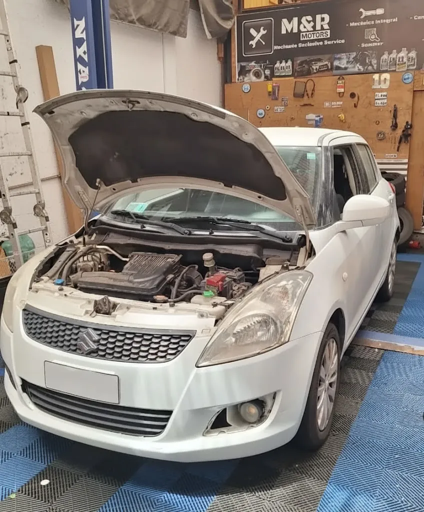 Mecánico realizando diagnóstico electrónico a un auto